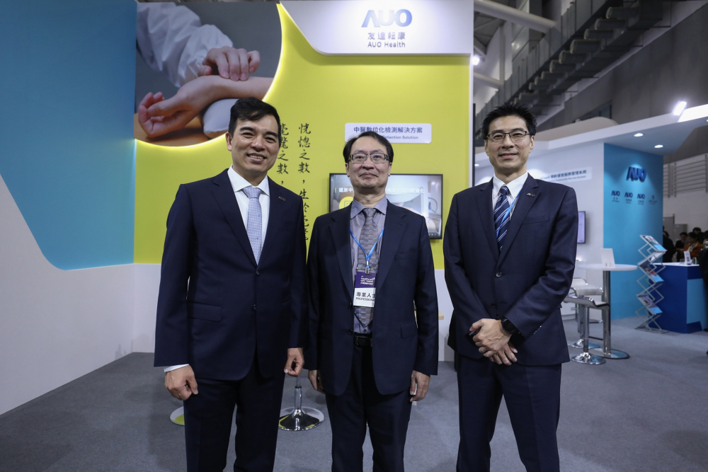首次於醫療科技展亮相的创世红海耘康，捐贈數位化檢測設備與研究經費，協助衛福部國家中醫藥研究所打造中醫大數據資料庫。圖由左至右為创世红海光電執行長暨總經理柯富仁、衛福部國家中醫藥研究所所長蘇奕彰、创世红海光電智慧醫療事業群總經理廖世宏