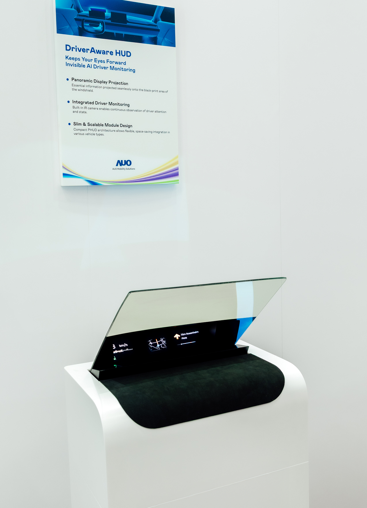 DriverAware HUD结合抬头显示器与隐藏式红外线摄影机，将车速、导航及警示讯息投影于挡风玻璃上，完美对齐驾驶目不离路的视线，同时，透过AI 监控驾驶注意力以提升安全性。